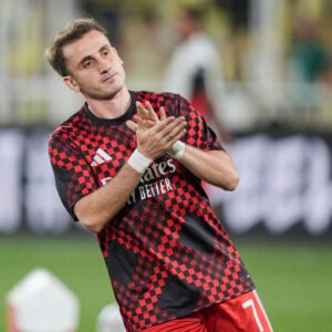 kerem akturkoglu sahaya cikti tribunler ayaga kalkti taraftara karsilik verdi dO9Sxliu