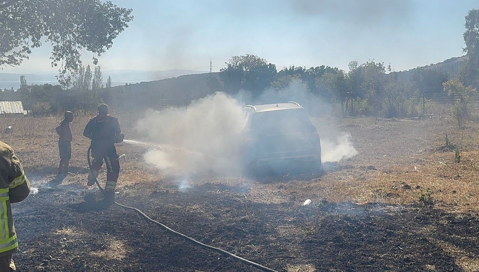 aniz yangini zeytin agaclari ile bir otomobile zarar verdi bCGhk6WT