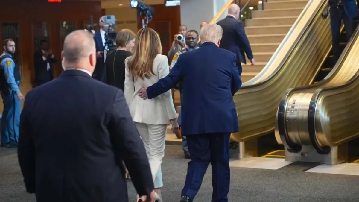 trumpin yuruyen merdiven kazasi idnxkD2c