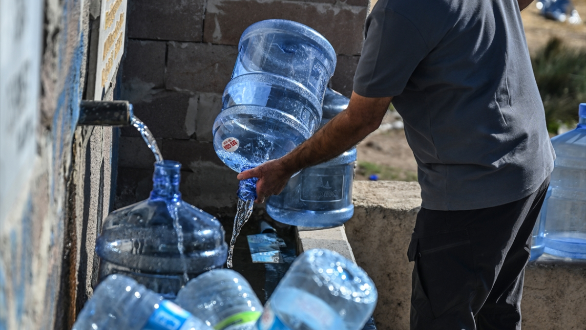 ankarada su kesintisi devam ediyor vatandaslar ellerinde bidonlarla cesmelere kostu quPpnwTC