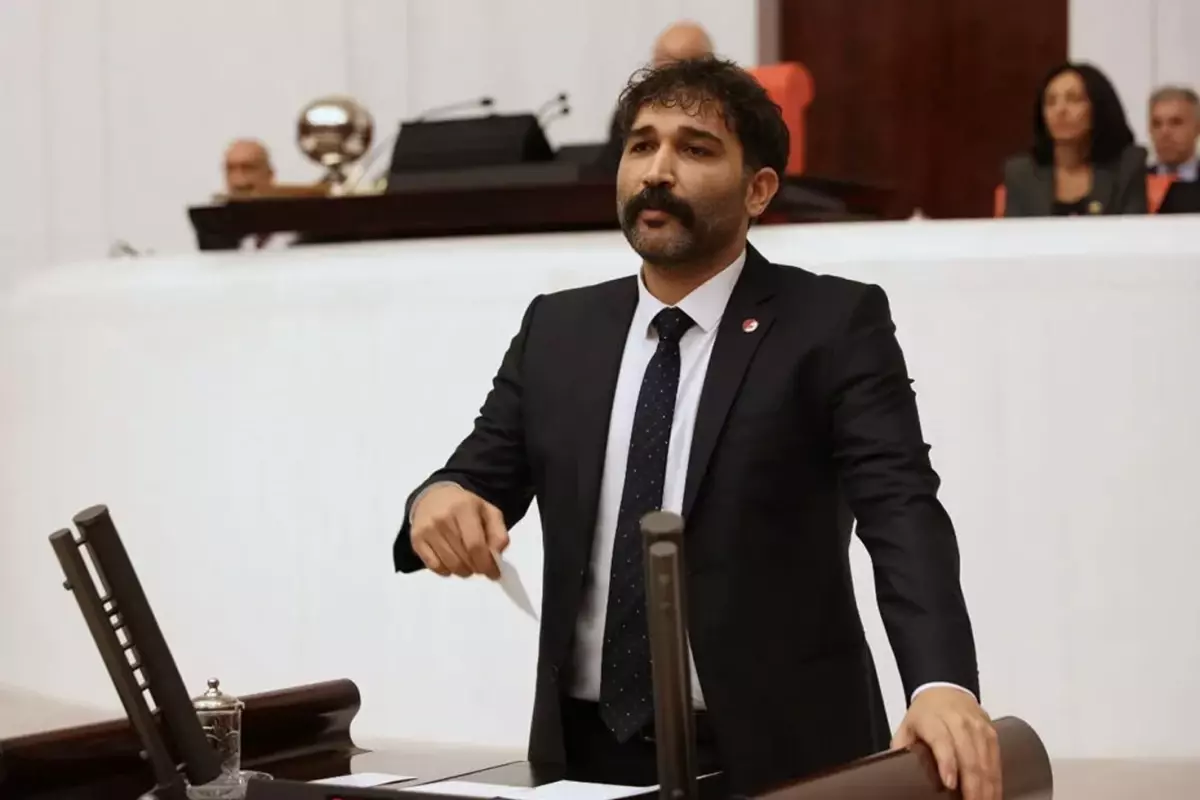 baris atay uc partinin adini saydi bunlardan arkadasim olamaz UjazAsfD.jpg