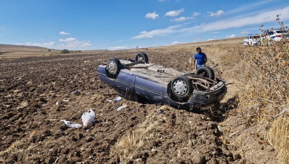 corumda otomobil tarlaya devrildi OP1qNLBy