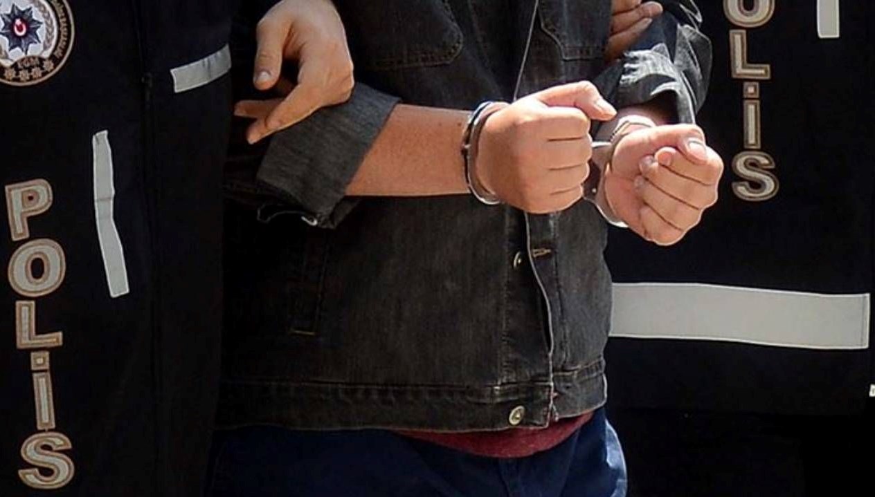 elindeki posetten silahlar cikti tutuklandi hJp1dNeX.jpg