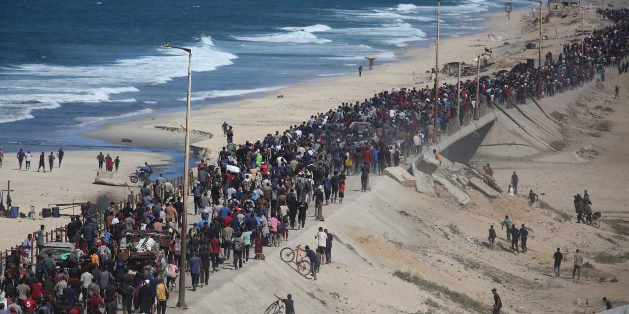 gazzeliler evlerinin enkazi uzerine cadir kuruyor imURPz1D