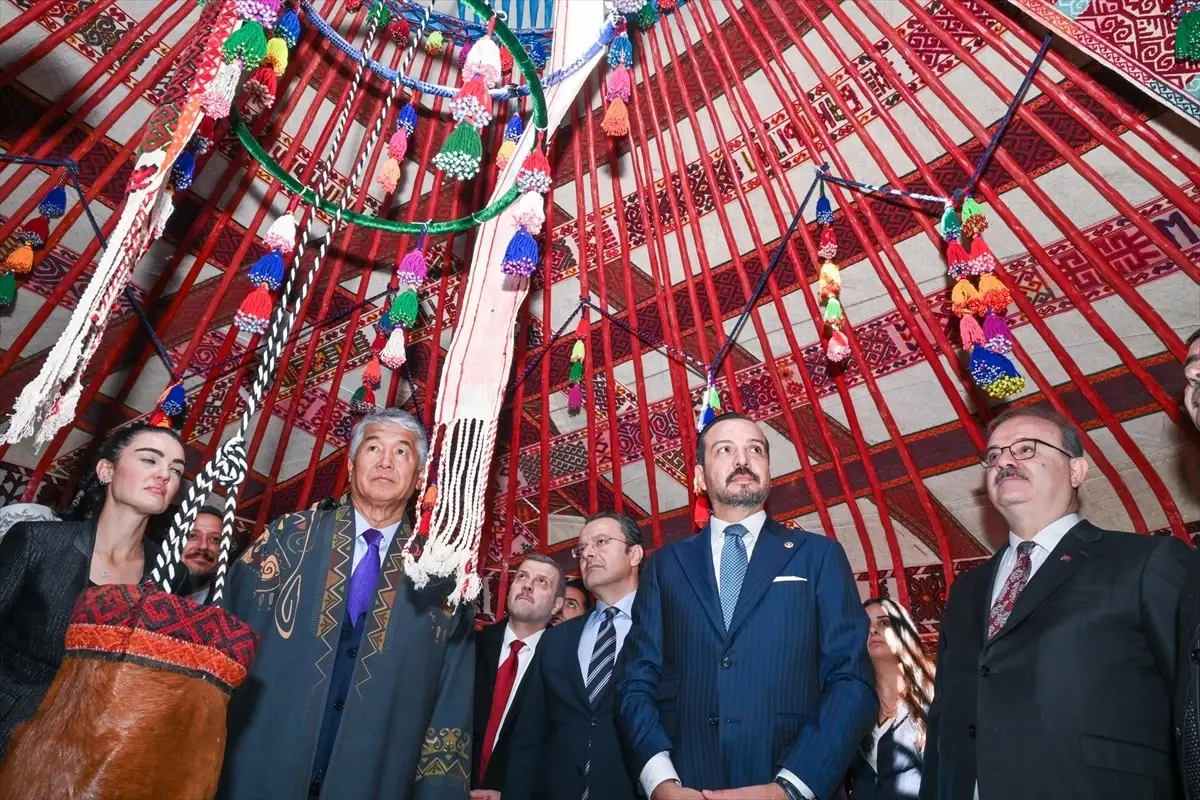 kazakistandan turkiyeye gelen geleneksel kazak yurt cadiri hediyesi EKTLHcWA.jpg