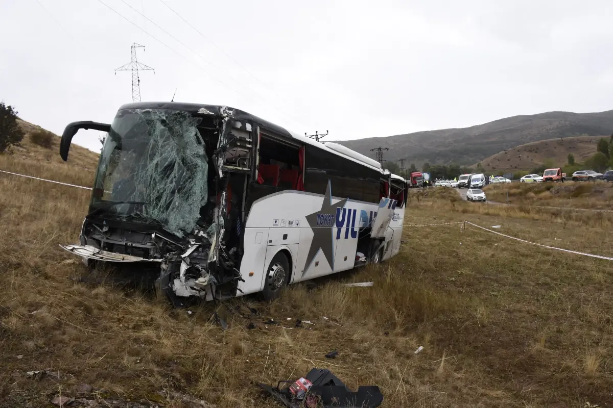 sivasta otobus ve tir carpisti 18 yarali 4Tu7KYPj