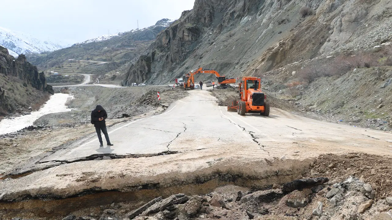 Hakkari-Van Karayolunda Heyelan: Ulaşım Kontrol Altında