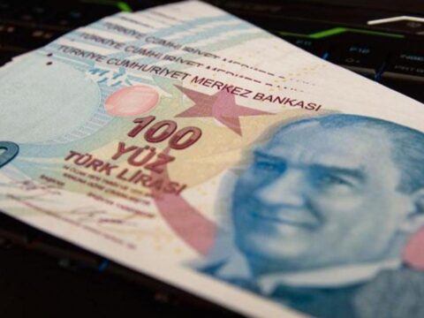 Bankacilar akin ediyordu artik o saatten sonra tek bir musteri bile iceri alinmayacak nSWiVi8W